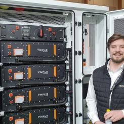 Axel Malmborg berättar om Solax vid en stor växelriktare