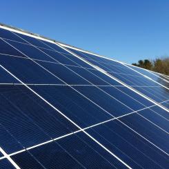 Rottneros Bruk och Nordic Solar bygger tillsammans Värmlands största solpark på en tidigare oanvänd deponi. Foto: Nordic Solar