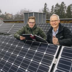 Karl Samuelsson, chef specialister och ansvarig för Huddinge Samhällsfastigheters solcellsprojekt tillsammans med Lars-Göran Sander, styrelseordförande, Huddinge Samhällsfastigheter.