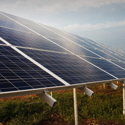 Svea Solar och Sakofall Energi etablerar jättelik solcellspark i Dalarna. Arkivbild