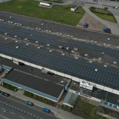 De delar av BLS industries tak som täcks av den nya solcellsanläggningen. foto Johan Hörlin , EON
