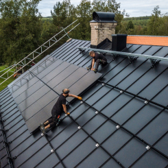 Installation av solceller. Foto: VB Energi