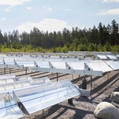 Även intresset för solvärme ökar i Sverige. Till exempel bygger företaget Absolicon solvärmeparken Högslätten 2023 Solar Thermal Park, som med hjälp av koncentrerande solfångare kan producera värme med en temperatur på upp till 120 grader Celsius och mata in den direkt i fjärrvärmenätet i Härnösand. Foto: Absolicon