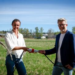 Frida Johansson, VD för Nordic Solar och Johan Modin, VD för Hammarö Energi bygger Hammarös första solpark tillsammans. Pressbild: Anna-Karin Jeppsson