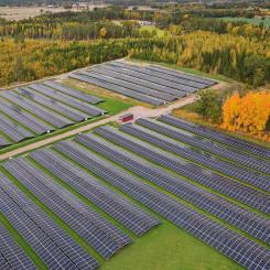 Solpark på 40 000 kvm för Tekniska verken i Linköping. Pressbild: Soltech Energy Sweden AB