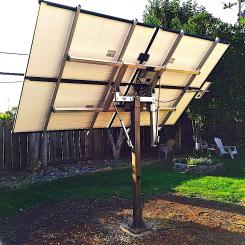 Solar - tracker i trädgården. Eltels betydligt större solkraftverk blir det första i Finland av denna storlek som använder så kallade tracker-ställningar. Dessa följer solens rörelser och optimerar energiproduktionen, samtidigt som de gör det möjligt att anpassa sig till dygnsvariationer i elpriserna. Foto: Wikipedia Common Lic. Adsala