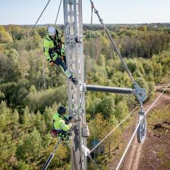 Arbetare på elledning. Pressbild: Svenska kraftnät