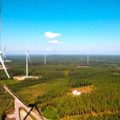Alla de 36 turbinerna i Ilmatars första hybridpark i Alajärvi har nu tagits i drift för kommersiell produktion. Vindkraftverken är en del av ett banbrytande hybridkomplex på 370 megawatt, där det nu planeras en storskalig solcellsanläggning samt batterilagring. Foto: Ilmatar Energy