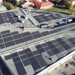Taket med DC-optimerade växelriktare från SolarEdge förväntas producera 450 000 kWh förnybar energi per år, vilket reducerar både köpcentrumets energikostnader och dess miljöpåverkan.
