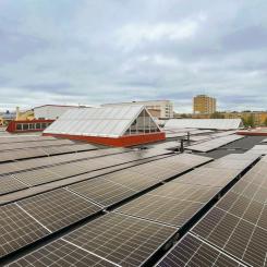 Solcellsanläggningar på två fastigheter i Eskilstuna. Pressbild: Sustainable Business Partner
