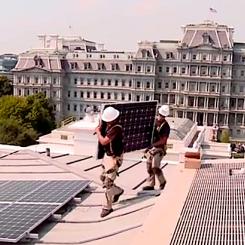 Fotovoltaiska solpaneler installeras på Vita husets tak. Foto:: Vita huset – Vita husets Youtube-kanal https://www.youtube.com/watch?v=ORni8uiuslI